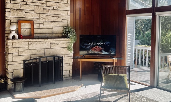 Tigard House | Portland Mid Century Modern Home with Pond View