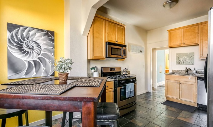Newlands Apartment | Portland Place 1- 5min walk→PearlSt | 1000mbps | 55"TV | King | W/D