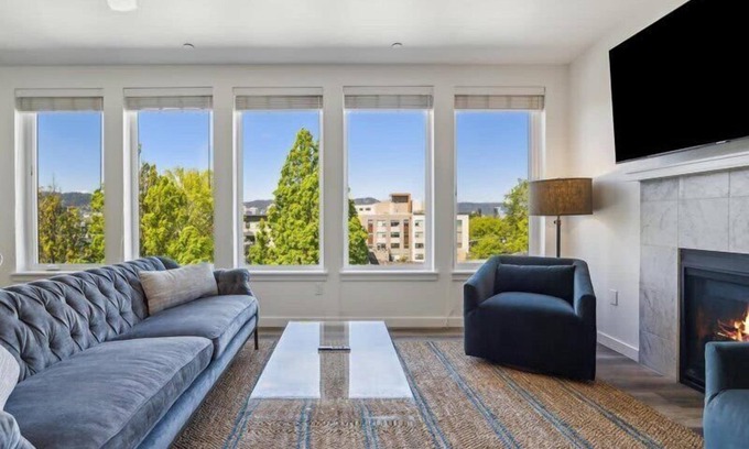 Buckman Neighborhood Apartment | Portland Retreat with Scenic Views and Fireplace