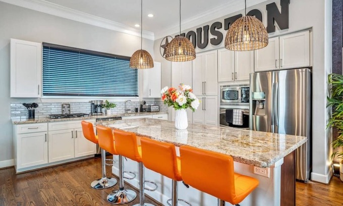 Midtown House | Posh Dtwn Midtown Home w Stunning Roof-topterrace
