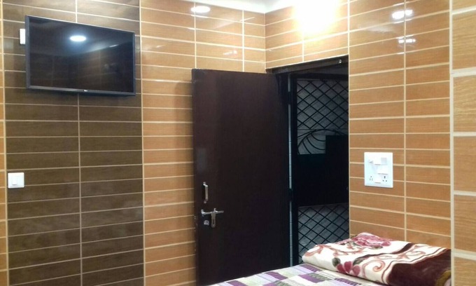 Lajpat Nagar Apartment | Posh, Nice Foreigner Area Lajpat Ngar Luxury Room