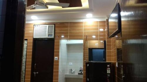 Lajpat Nagar Apartment | Posh, Nice Foreigner Area Lajpat Ngar Luxury Room