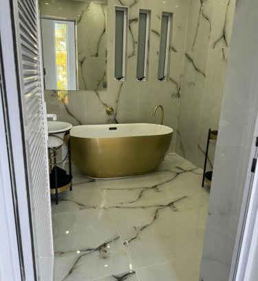 Humewood Apartment | Posh Spot on the beachfront sleeps 5
