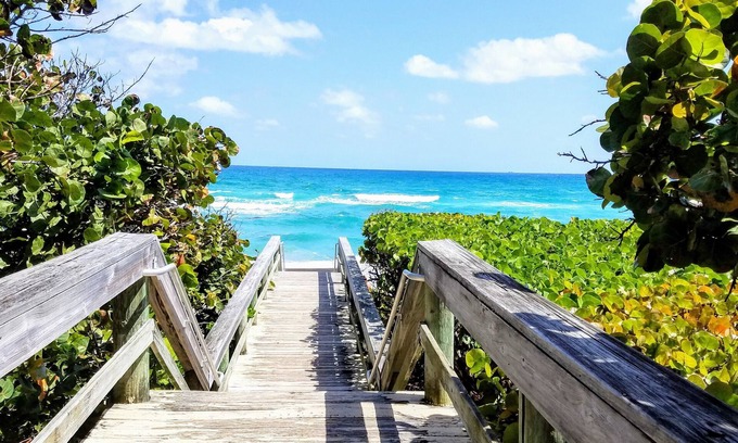 Jupiter House | POSHPADZ Villa Kokomo-Lake View Patio- Walk to Jupiter Beach Sleeps 6
