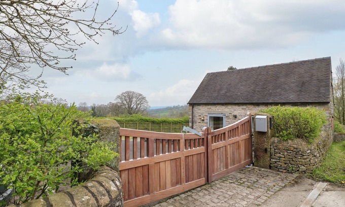 Atlow Cottage | POSTBOX COTTAGE, family friendly, with a garden in Ashbourne