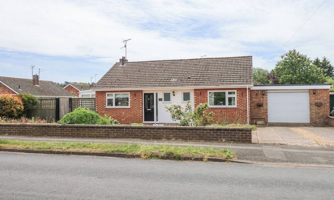 Dersingham Cottage | POTTER'S RETREAT, pet friendly, with a garden in Dersingham