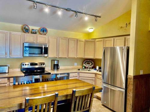 Big Sky House | Powder Pad Near Lone Peak - walkable to Big Sky Resort