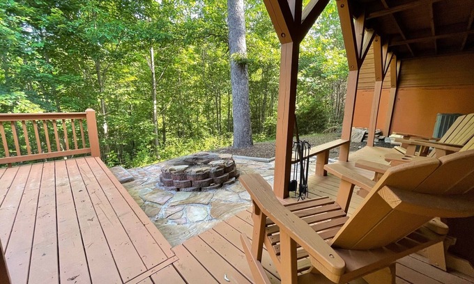 Unaka Ski Chalet | Prairie Retreat - mountain chalet with easy access!