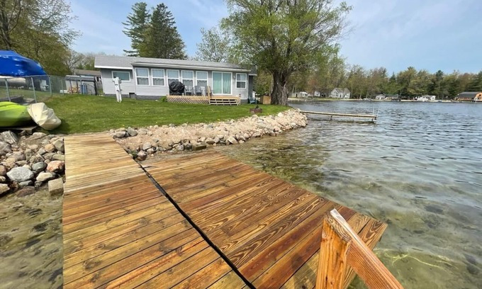 Gladwin House | Pratt Lake Peninsula: Enjoy Beautiful Fall Colors and Cozy Lakeside Moments !