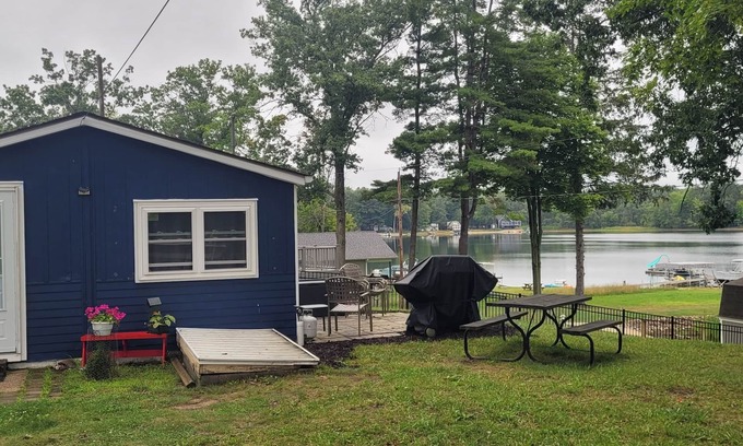 Gladwin Cottage | Pratt Lake Place: Pumpkin Spice & Crisp Air – Perfect Fall Getaway!