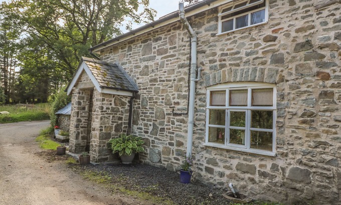 Llaithddu Cottage | PREACHER'S COTTAGE, pet friendly, with hot tub in Llanbadarn Fynydd