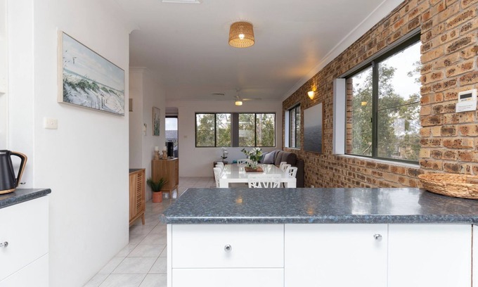 Hawks Nest House | Prelude Penthouse – stroll to the beach