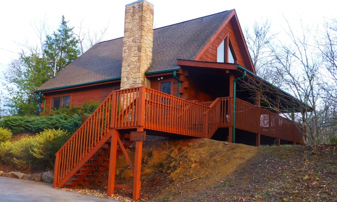 Sevierville Cabin | Premier Cabin in Eagle Springs Resort – Hot Tub, King/Queen Beds, Community Pool