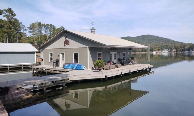 Groveoak Apartment | Premier Host 5 Star Review Lake Guntersville-Boom System-NO eel grass swim area