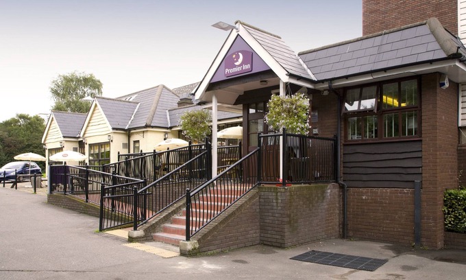 Tadworth Hotel | Premier Inn Epsom South