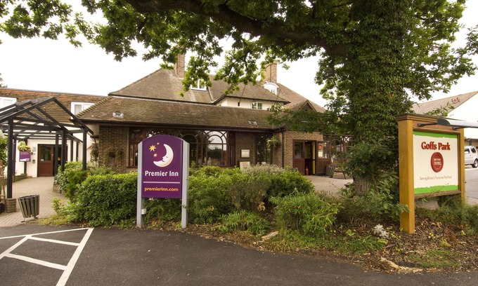Southgate Hotel | Premier Inn Gatwick Crawley - Goff's Park