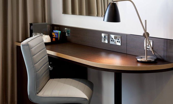 Guildford Hotel | Premier Inn Guildford North - A3