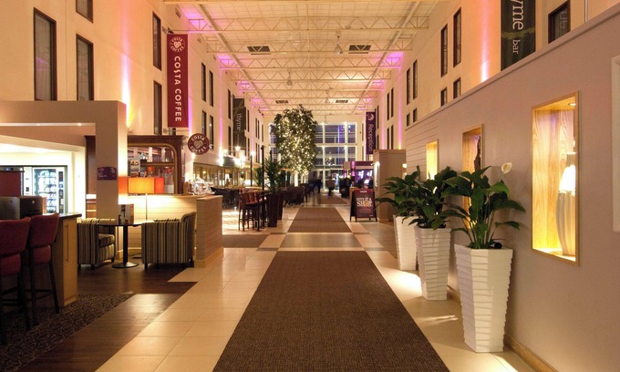Heathrow Villages Hotel | Premier Inn London Heathrow Airport T2 & T3 - Bath Road