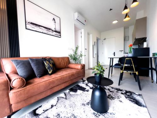 Bangsar South Apartment | Premier Stay KL - Bangsar South - King Bed - Work Space - Near LRT, VE, Conexxion