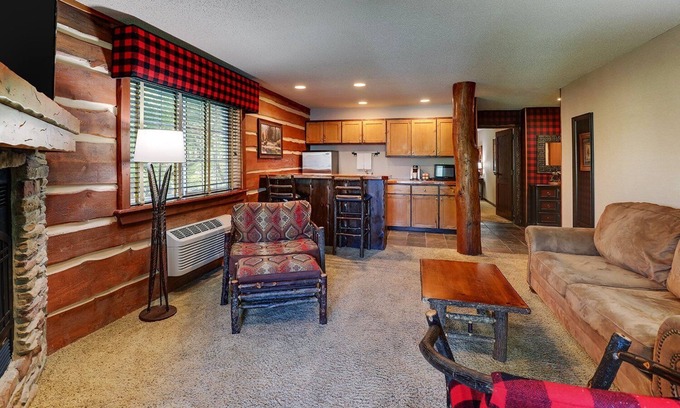 Johnston Hotel | Premier Suite w/Living Area & Fireplace! Stoney Creek Johnston, Pool