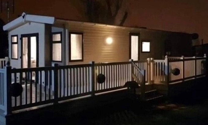 Clacton-on-Sea Cabin | Premium 2 bed Caravan sleeps 6 with huge decking