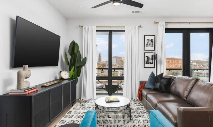 West End Apartment | Premium 2 Bedroom, 4 Bed with HUGE Wrap Around Patio