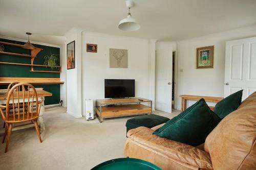 Stroud Apartment | Premium Central Stroud Apartment with Parking x2