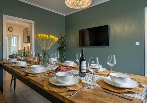 Clifton House | Premium Designer 4 Bedroom Home in Clifton - 3 Bathrooms & Cinema Room