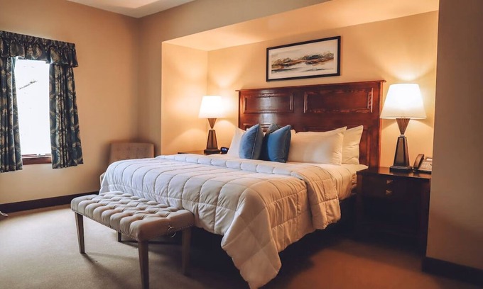 Milford House | Premium King at Tom Quick, Restaurant Onsite, Heart of Historic Milford