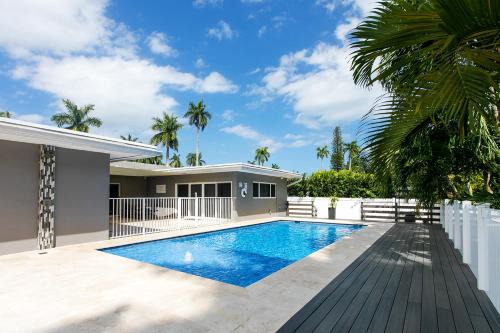 Hollywood Lakes House | Premium Luxury 5BR & 3BA Villa near Hollywood Beach