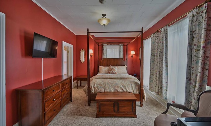 Milford House | Premium Queen, Tom Quick Inn, On-site Bar, Walking Distance to Sights