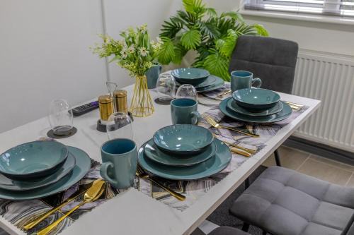 Nottingham House | Premium Serviced Accommodation Nottingham, 4 Bedrooms, 5 Beds, 4 Bathrooms, Sleeps 7