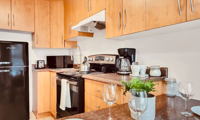 Hull Apartment | Premium Suite Downtown