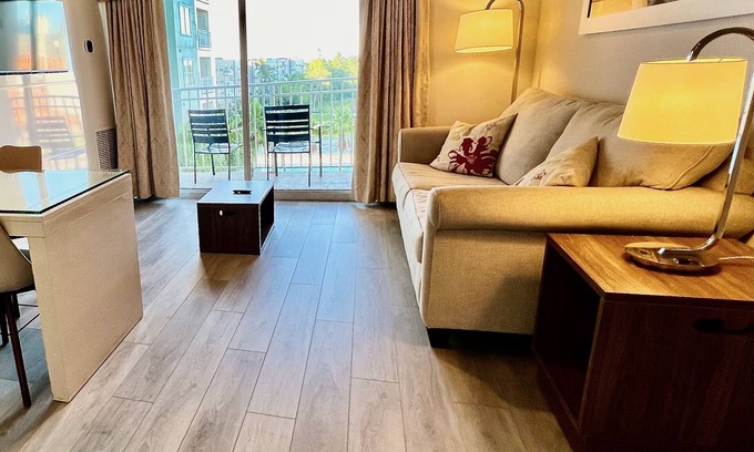 Florida Center Apartment | Premium Universal Studios King Bed Resort Suite, Pool, Gym, Free Parking 507S