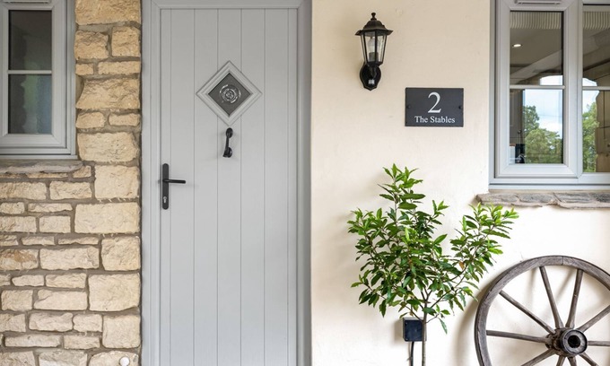 Cheltenham Cottage | Prestbury Stables, Cheltenham - sleeps 4 guests in 3 bedrooms
