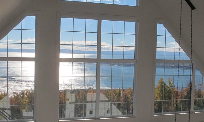 Saint-Joseph-de-la-Rive House | Prestigious 5 Bedroom Vacation Home Offering Stunning Views Of St-Lawrence River
