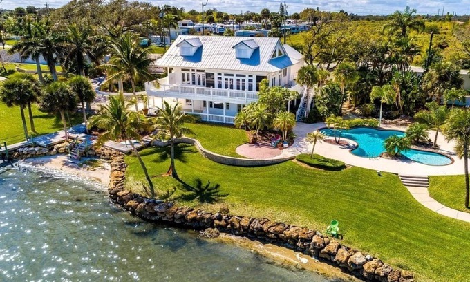 Malabar Villa | Prestigious waterfront Villa