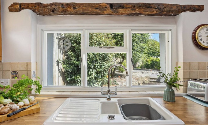 Torrington Cottage | Pretty 2 bed cottage & garden, Torrington