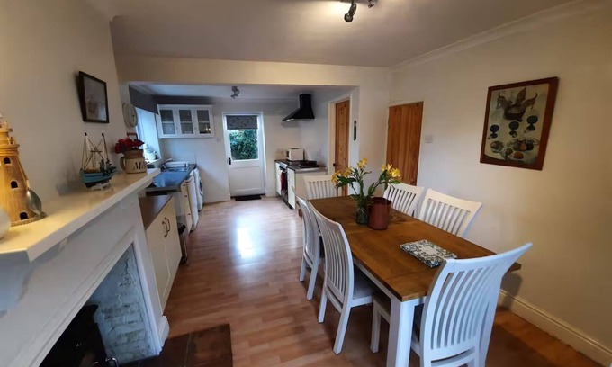 Docking Cottage | Pretty Norfolk Cottage 5 min drive to the beach and 5 min walk to the pub!