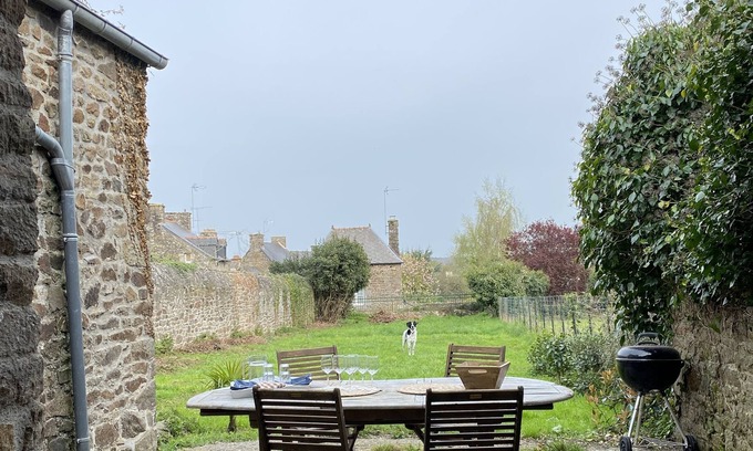 Pleudihen-sur-Rance House | Pretty old house in the center of a village on the banks of the Rance river