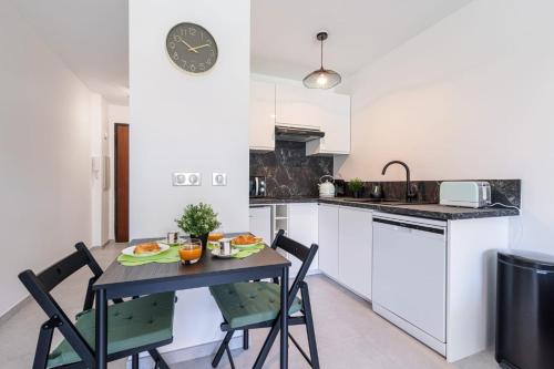 Cros-de-Cagnes Apartment | Pretty Studio Swimming pool and Sea