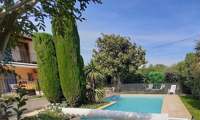 Pelissanne Villa | Pretty villa with swimming pool and garden