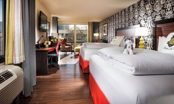 Lower Queen Anne Hotel | Prima Donna 2 King Jr Suite - Staypineapple, The Maxwell Hotel, Seattle Center