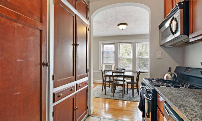 Old Irving Park Apartment | Prime City Stay in a 1BR Apartment