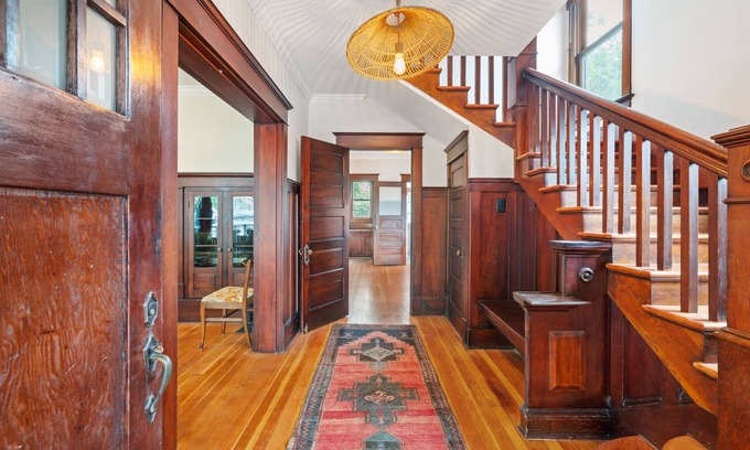 Downtown Vancouver House | Prime Downtown Location - Family Friendly