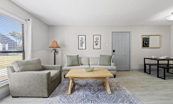Lake Highlands Apartment | Prime Location: 1 King Bed Apt near Major Highways & Dallas Hospitals