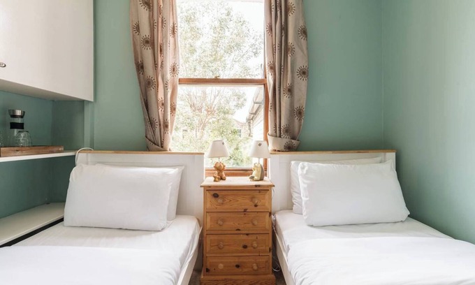 Bow West Apartment | Prime Location | 3 Bed | WiFi | East London
