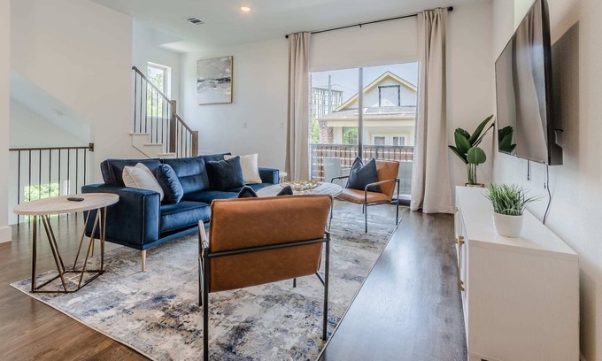 Vickery Meadow House | Prime Location - 3BR Luxury Home - Pool, BBQ!