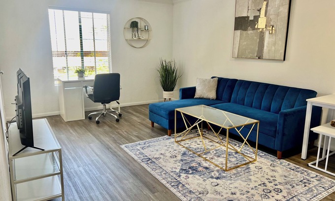 University City Condo | Prime Location, 5 minutes to the beach, UCSD, Hospitals, UTC mall
