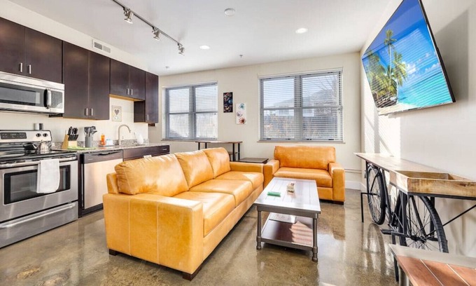 Roanoke Apartment | PRIME LOCATION DOWNTOWN ♥ of ROANOKE ♛ Queen Bed